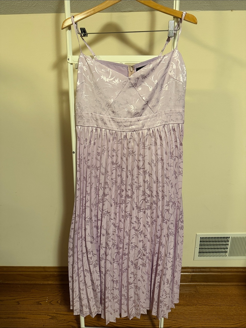 Lulus lilac purple maxi dress with pleated skirt and spaghetti straps - size XL